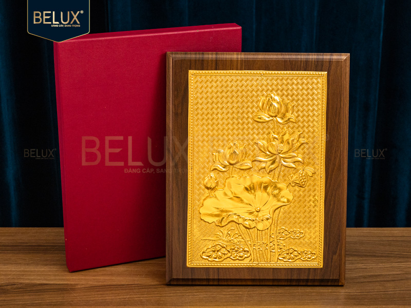 Tranh hoa sen bằng đồng mạ vàng 24k 31x24cm